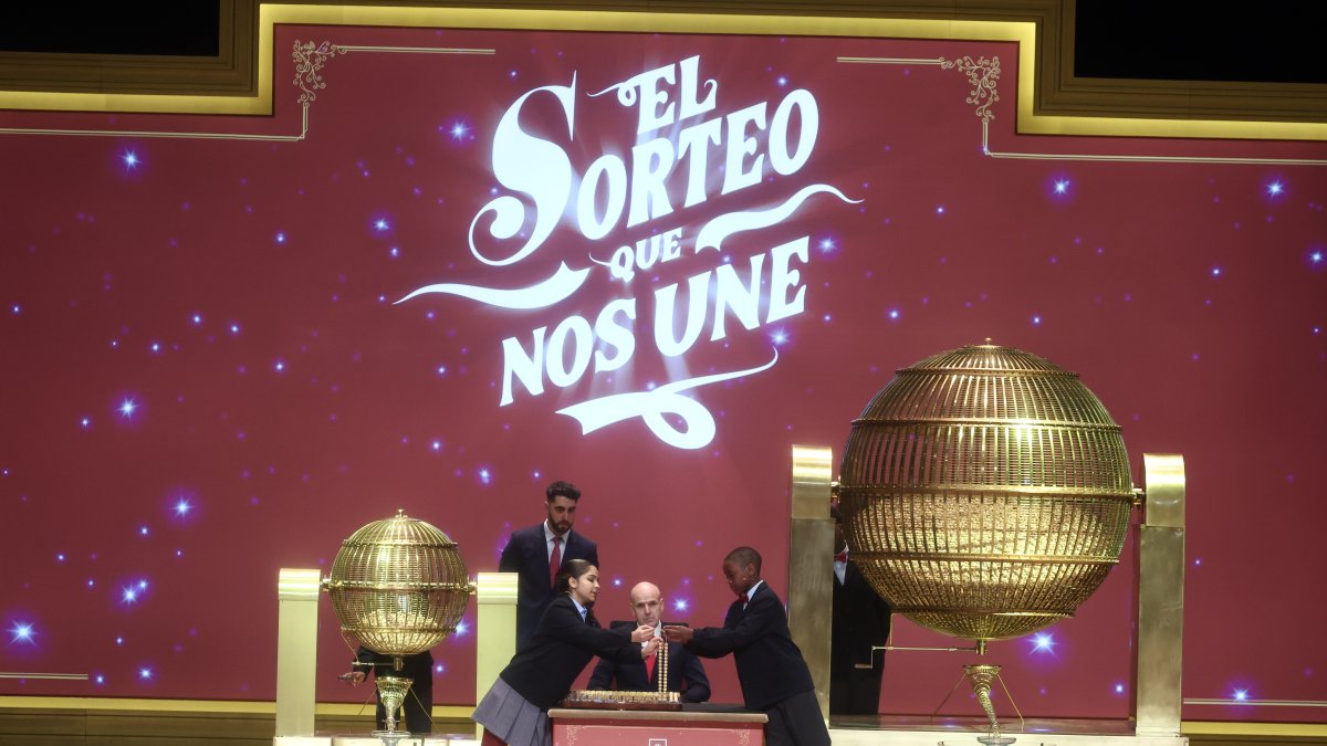 Dos niños del Colegio de San Ildefonso, cantan los números premiados durante la celebración del Sorteo Extraordinario de la Lotería de Navidad 2025