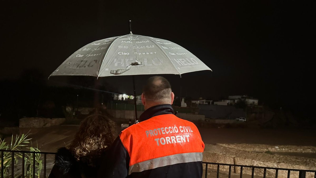 La alcaldesa de Torrent, Amparo Folgado, junto al jefe de Protección Civil.