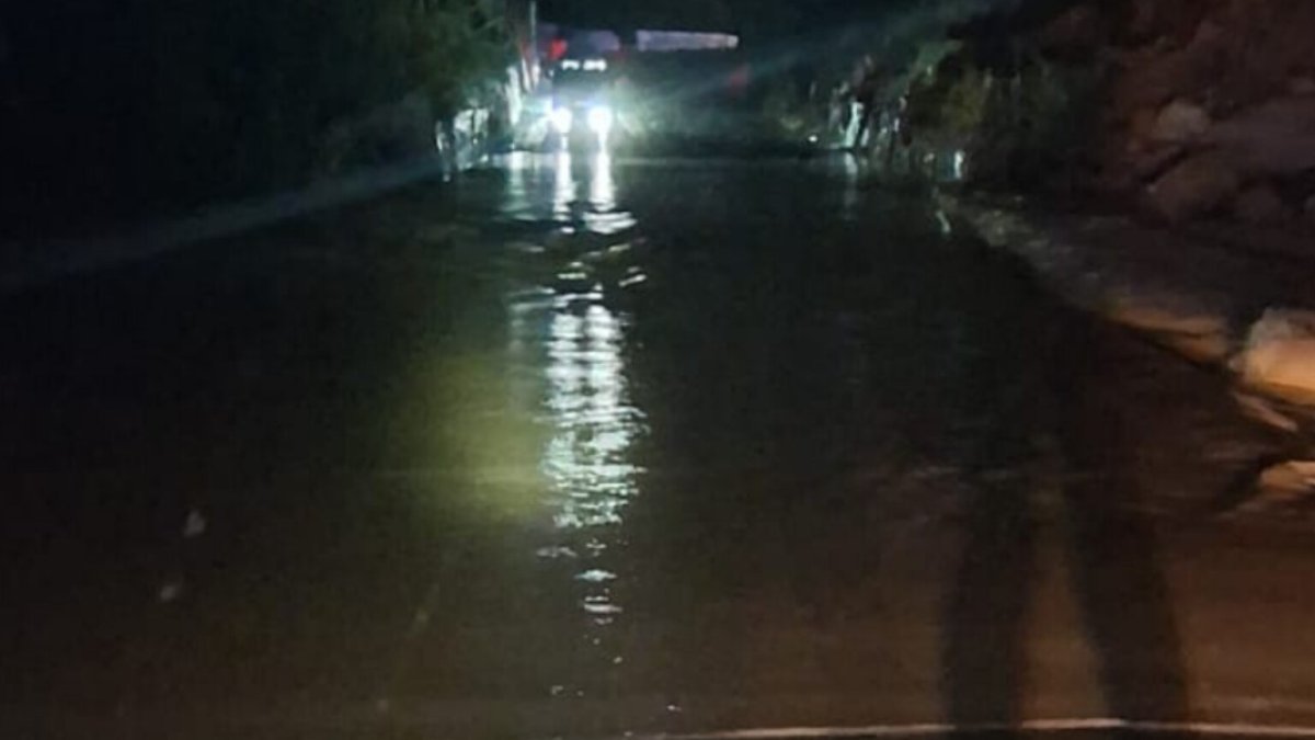 Una de las zonas inundables, en la noche del domingo, en el término de Torrent.