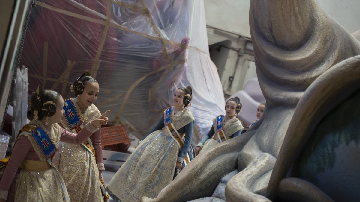 Varias niñas vestidas de falleras durante una visita a los talleres de la Ciutat de l'Artista Faller.