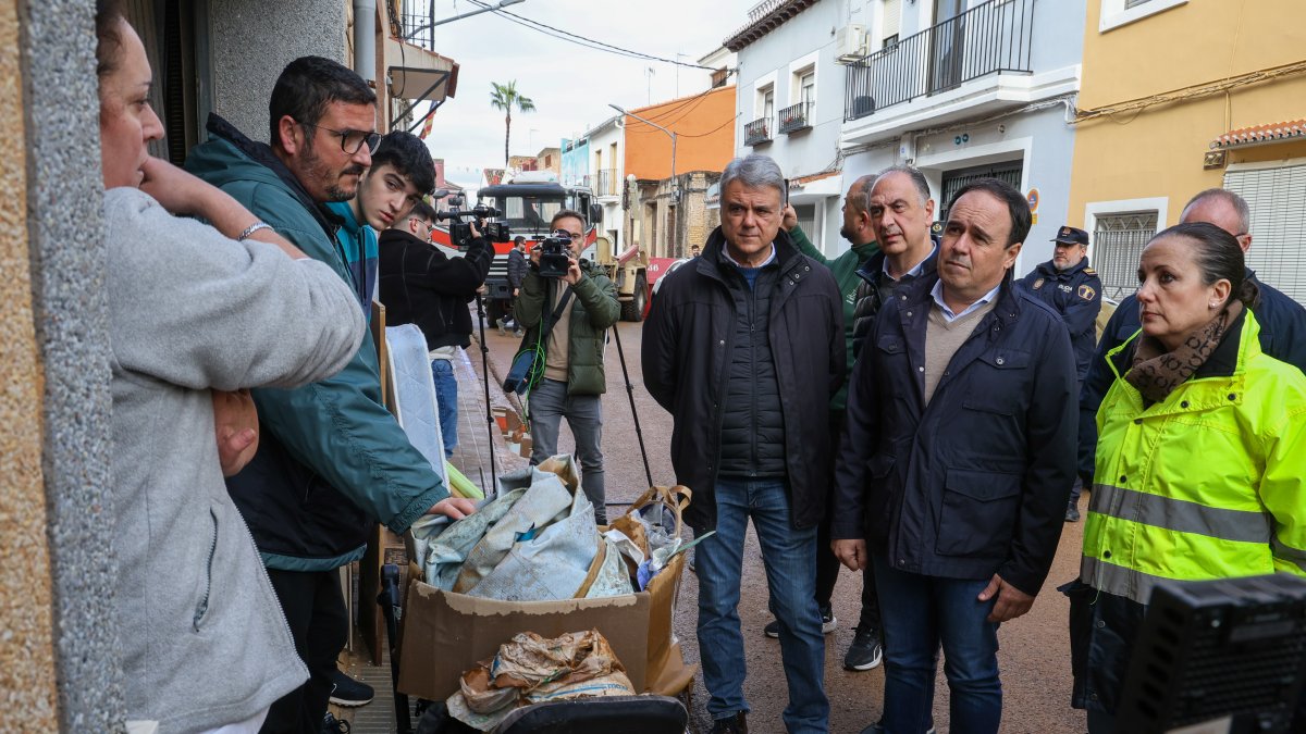 El president de la Generalitat, Juanfran Pérez Llorca y la alcaldesa de Carcaixent, Carolina Almiñana con vecinos afectados por las lluvias de este fin de semana