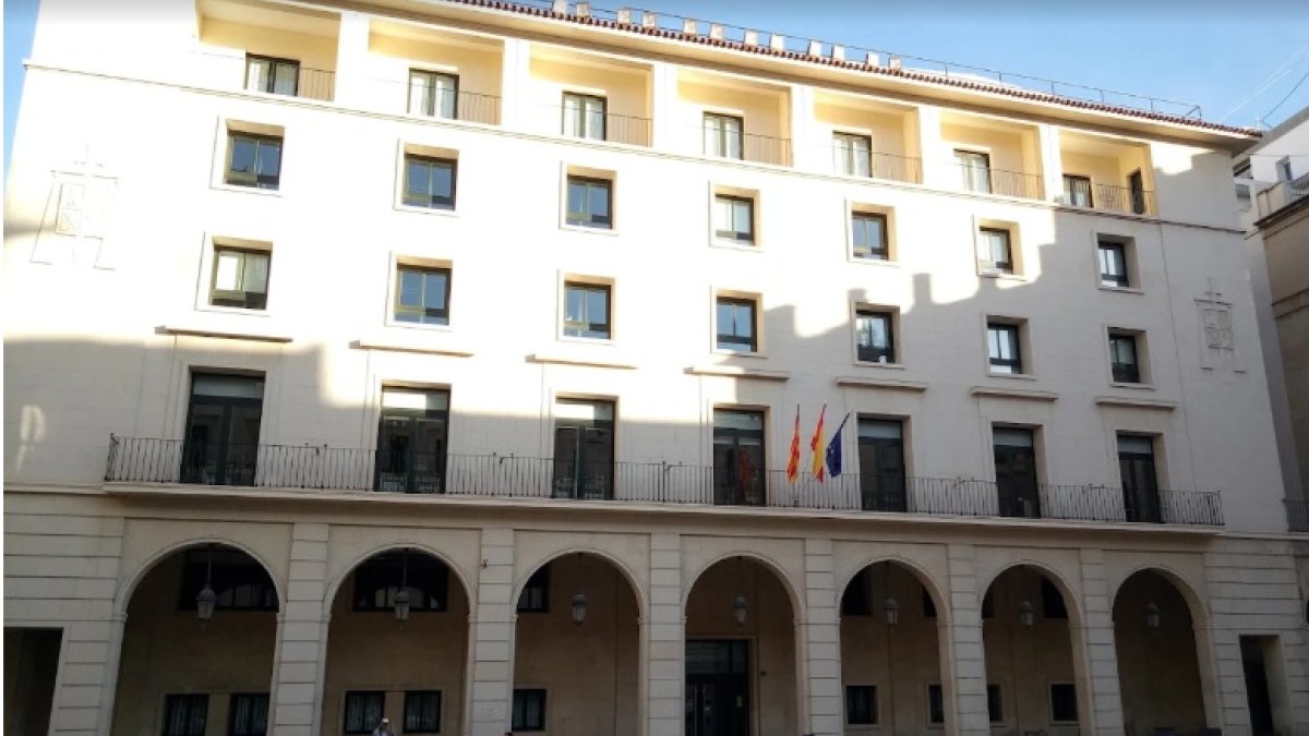 Exteriores de la Audiencia de Alicante.