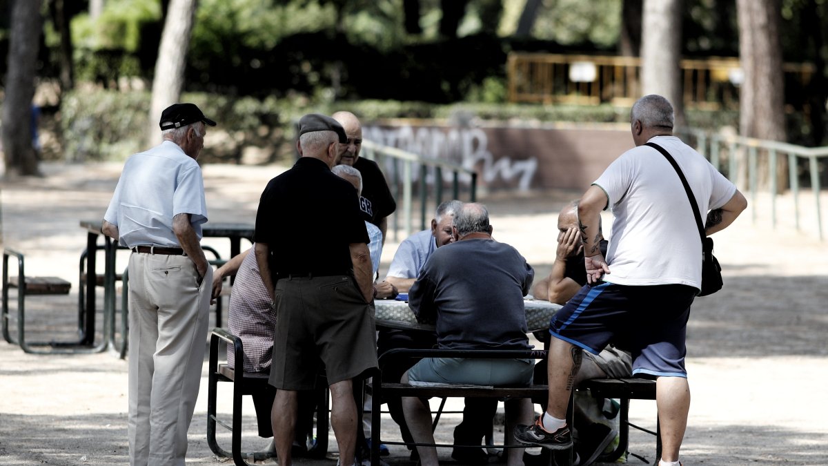 Varios pensionistas juegan al dominó en un parque de Madrid a cara de perro.
Eduardo Parra / Europa Press
19 julio 2019