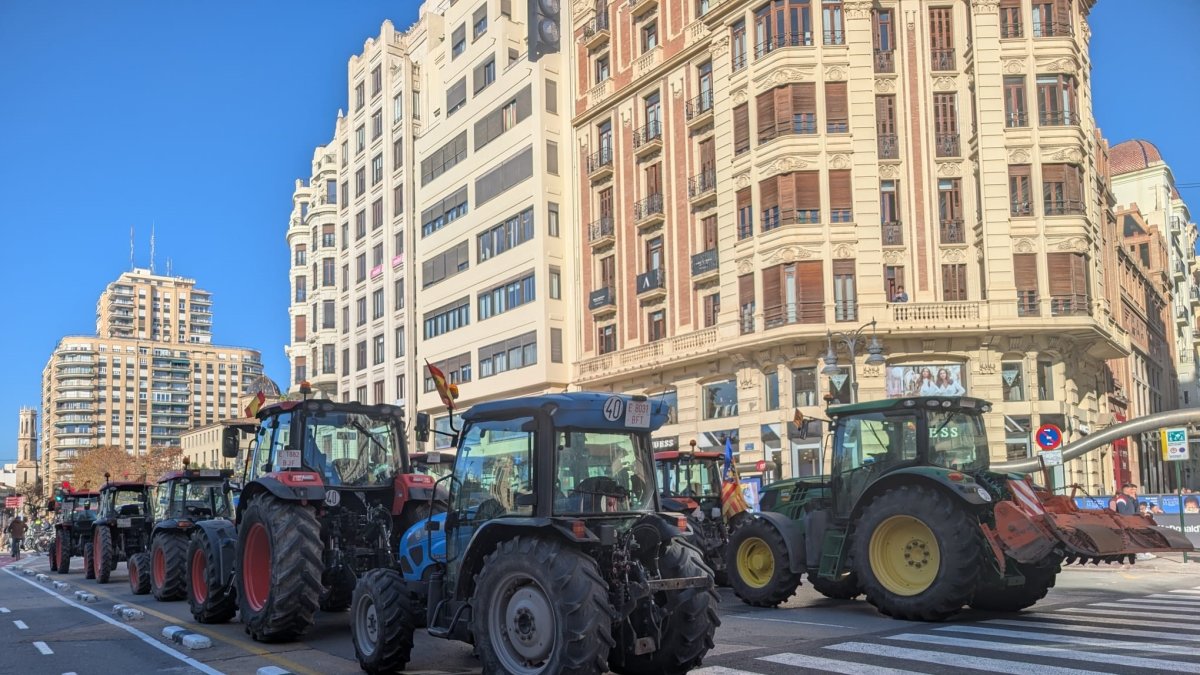 Tractorada convocada por Unaspi en la calle Xàtiva de València
EUROPA PRESS
30/12/2025
