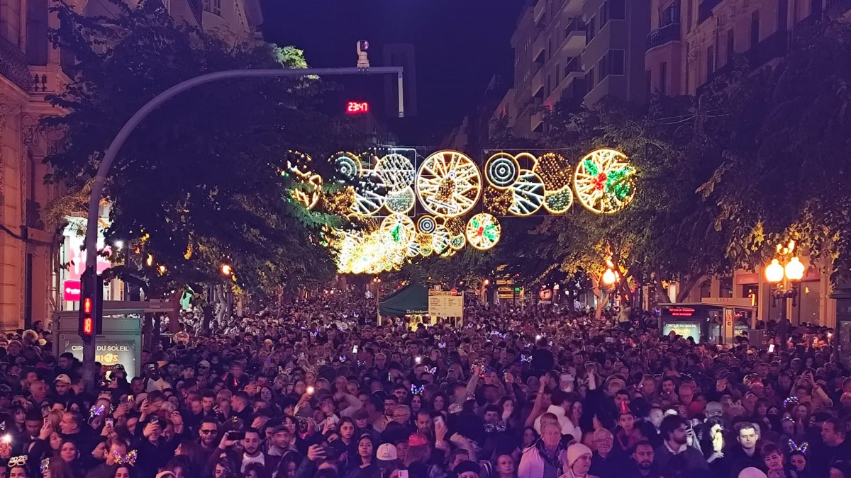 Mile de personas optaron por disfrutar la bienvenida del nuevo año en las calles de la ciudad.