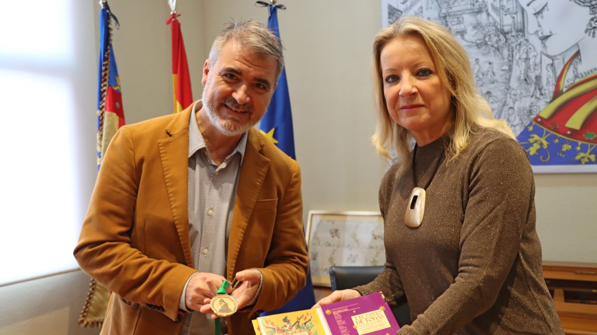 Rafael Serrallet, durante la recepción oficial de la coporación de Xirivella, junto a la alcaldesa, Paqui Bartual.
