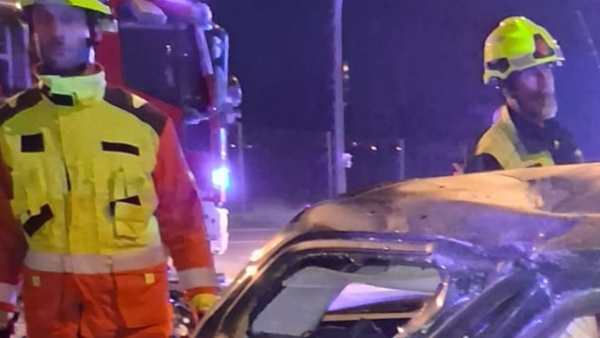 Efectivos del cuerpo de bomberos en el lugar del accidente.