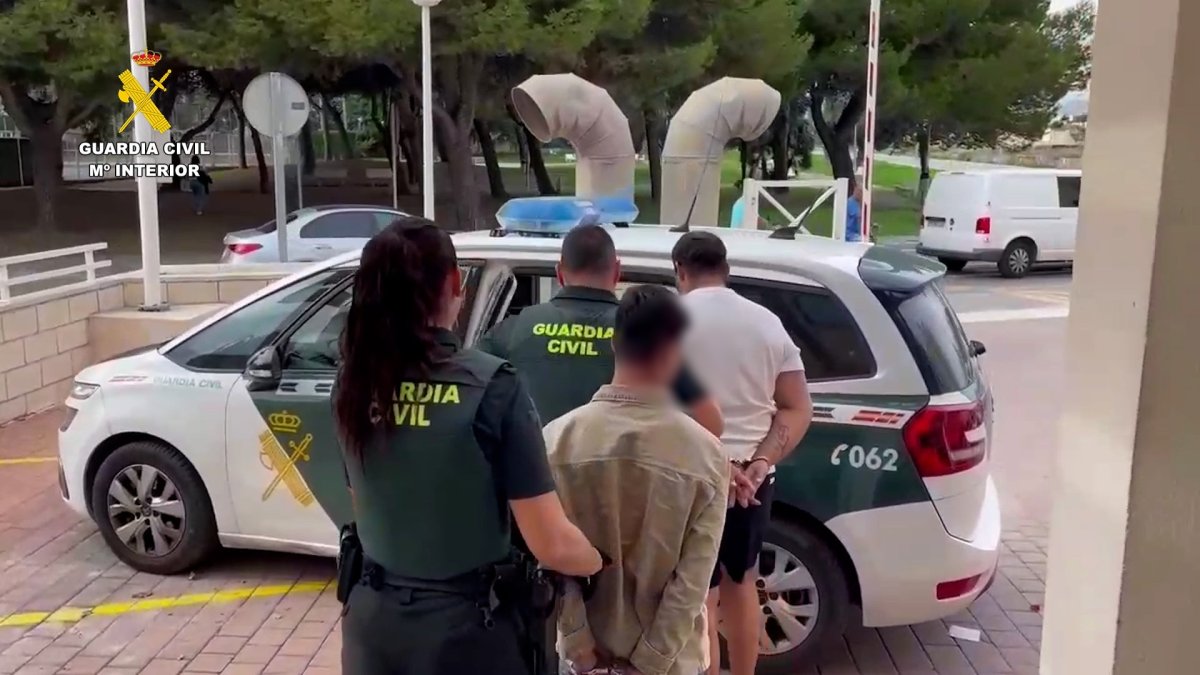 Detenidos en El Campello dos jóvenes por requisitorias relacionadas con hurtos por el "método abrazo"