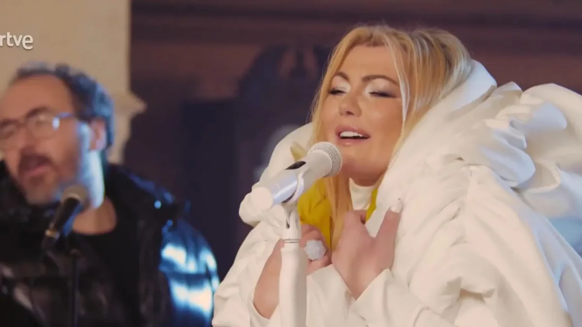 El look de Amaia Montero incendia las redes en su regreso televisivo de Nochevieja