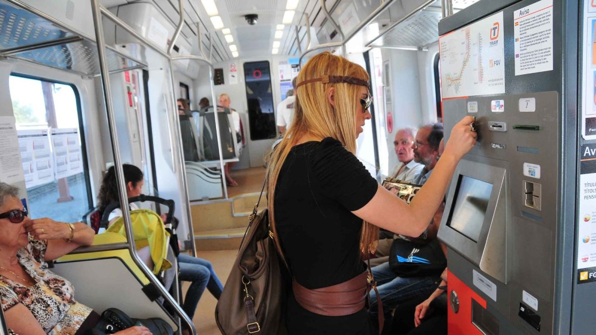 El decreto persigue facilitar el acceso al transporte público, la movilidad sostenible y aliviar el impacto económico sobre la ciudadanía.