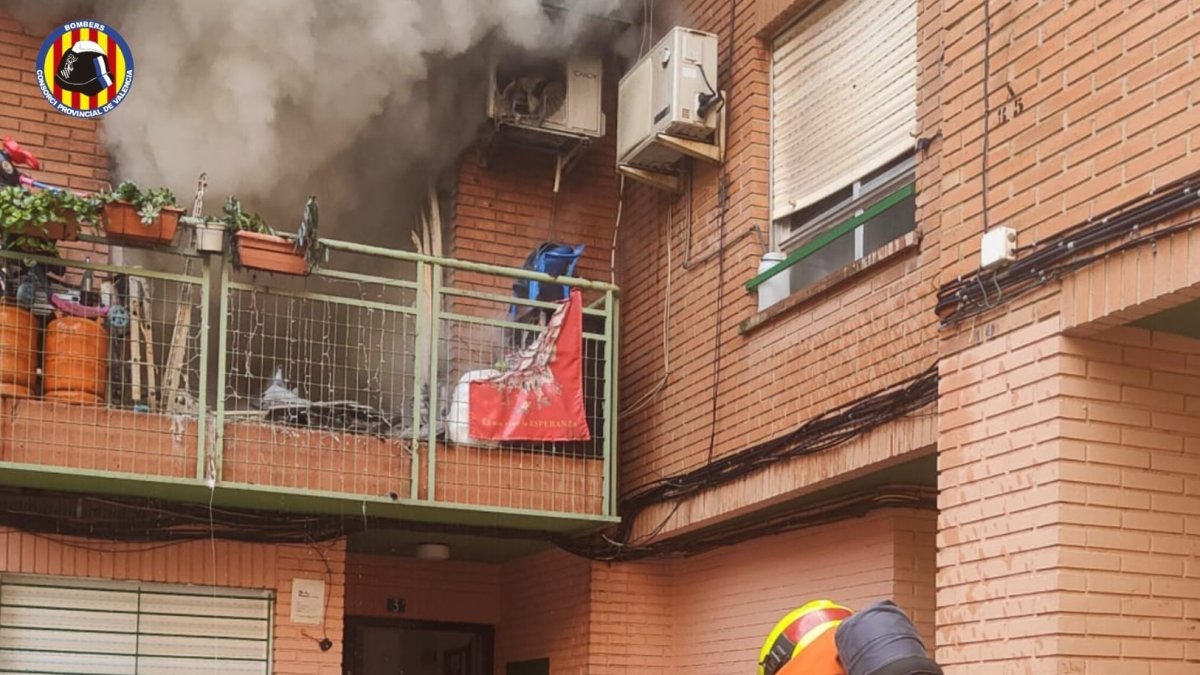 Varias personas rescatadas y cinco trasladadas a hospitales tras el incendio de una vivienda en Paiporta
