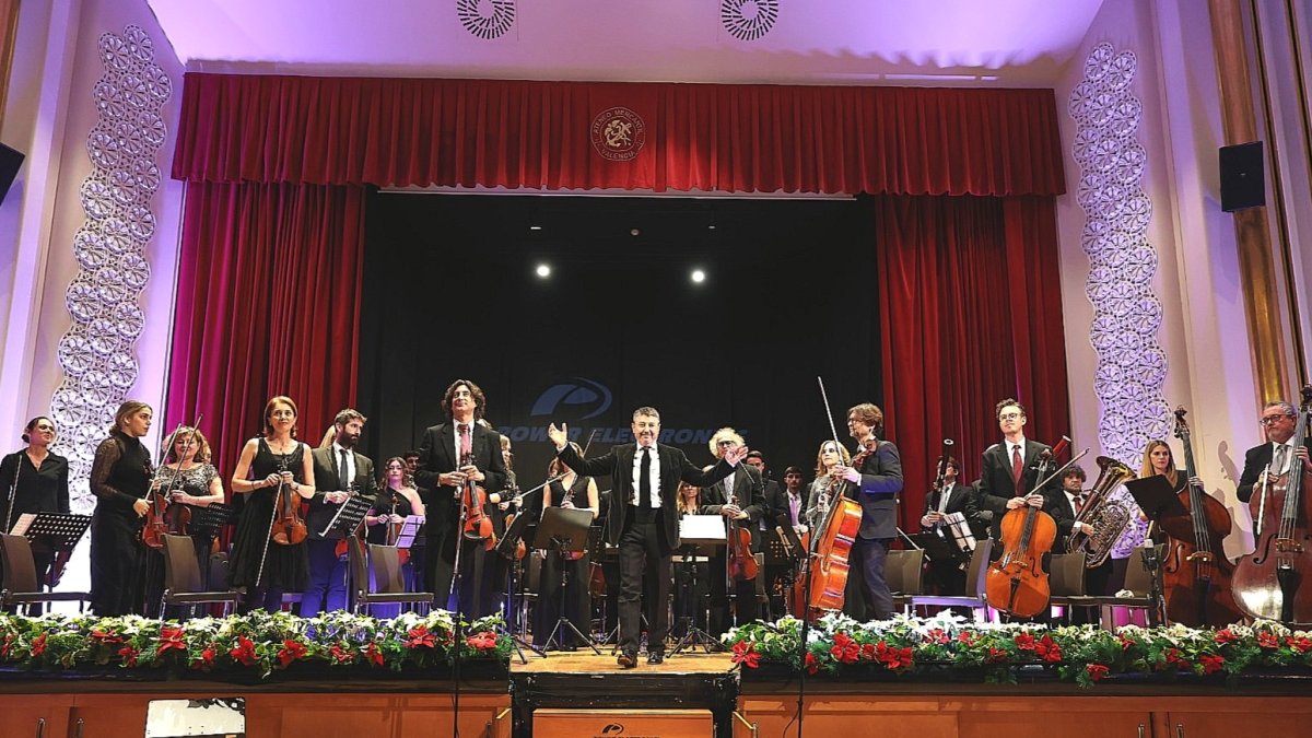 Los músicos de la Orquesta Sinfónica del Mediterráneo, bajo la dirección del del maestro Juan Antonio Ramírez..