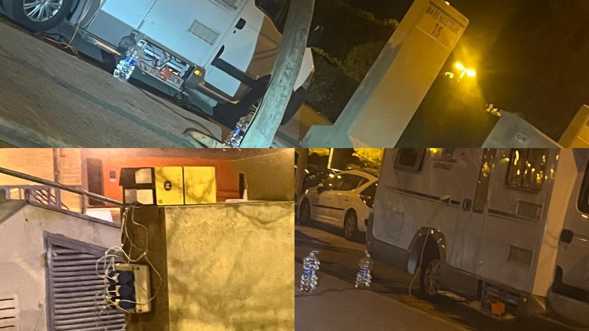 Caravanas enganchadas a la luz en la vía pública