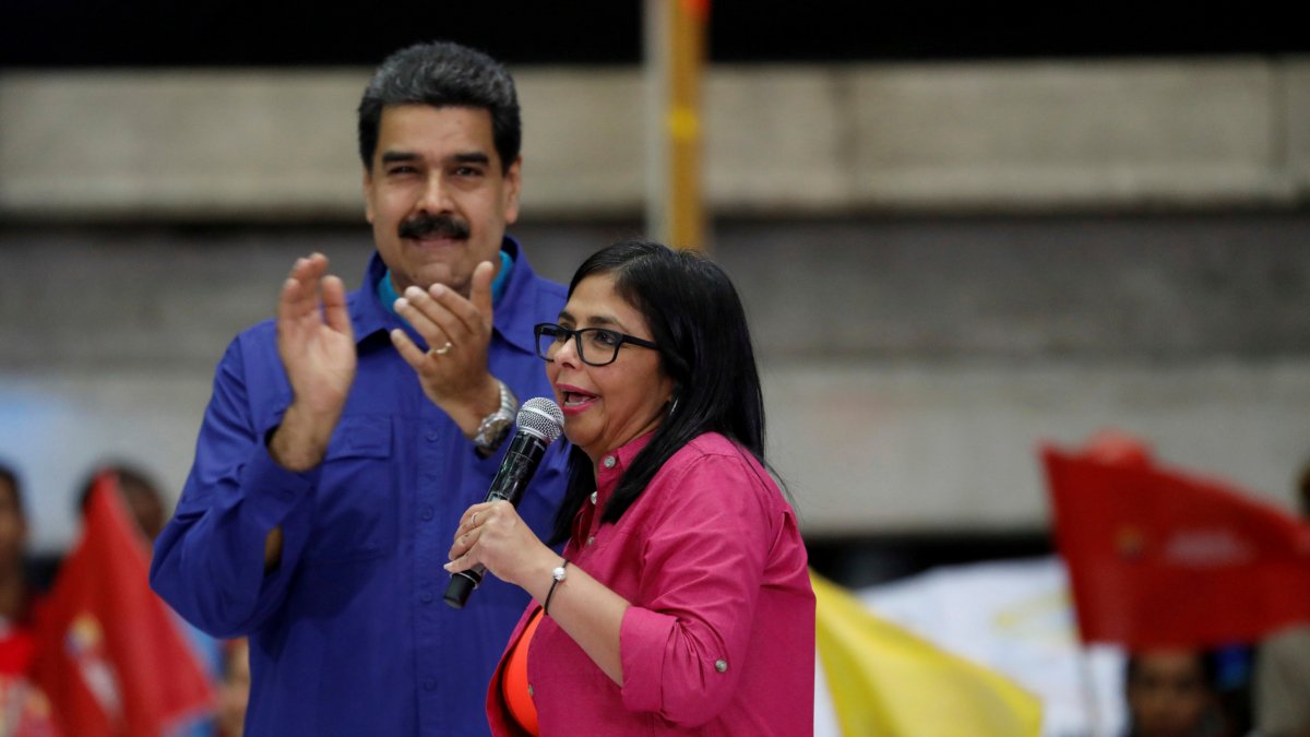 Delcy Rodríguez ante Nicolás Maduro