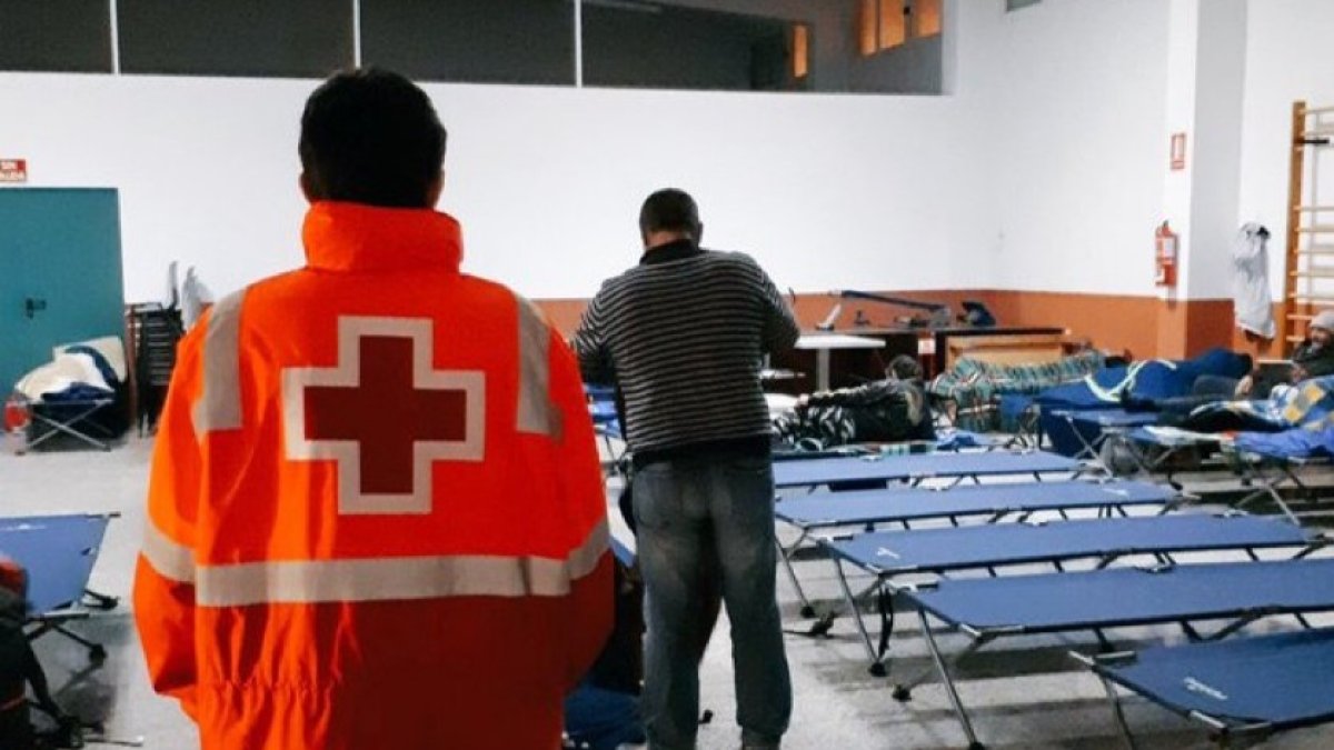 El segudo gimnasio del Centro de Acogida se habilita como albergue para personas sin hogar.