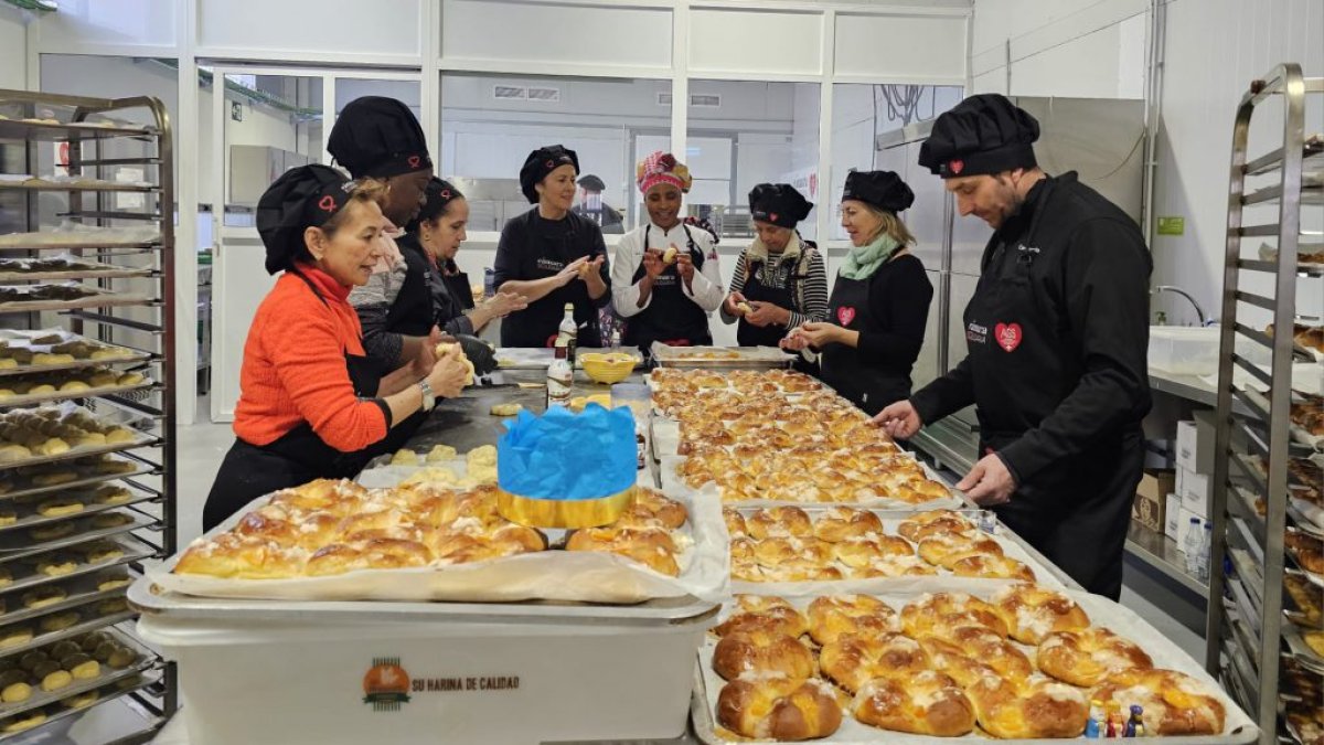 Miembros de Alicante Gastronómica Solidaria durante la elaboración de los roscones.