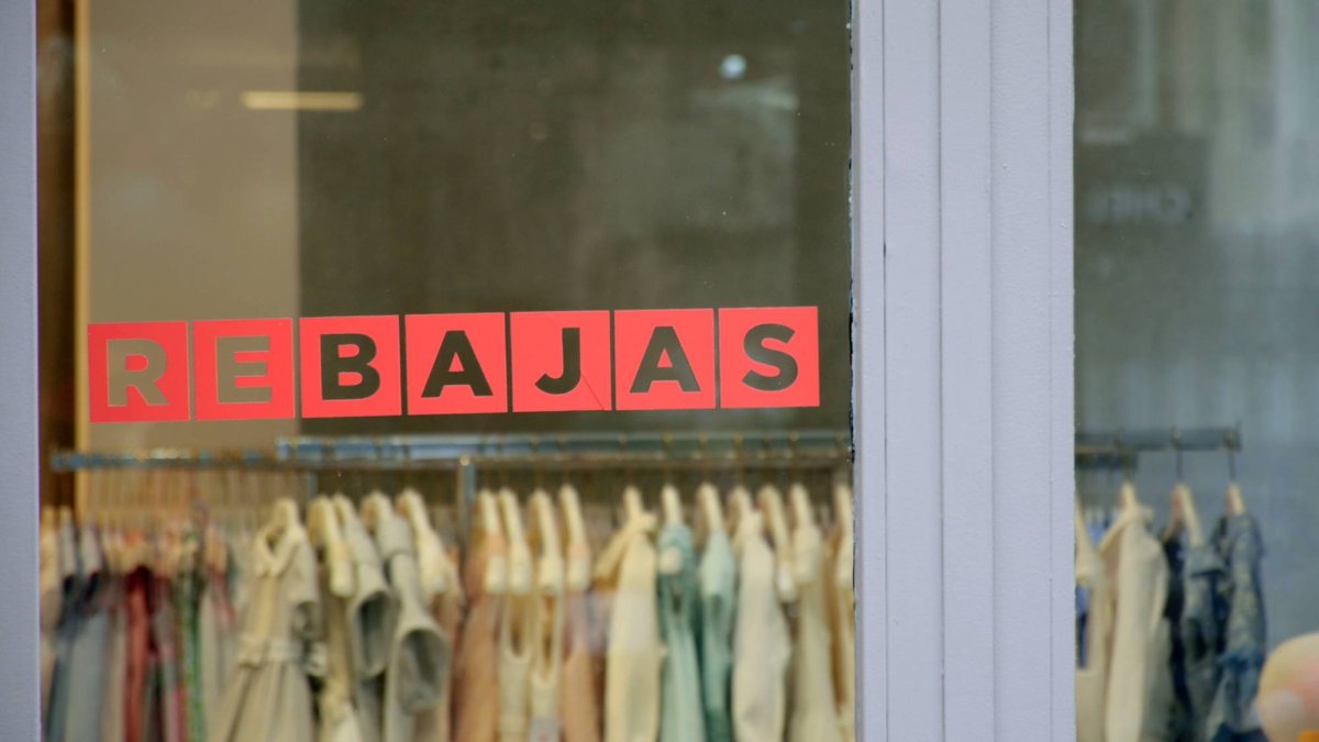 Escaparates como este ya muestran el cartel de