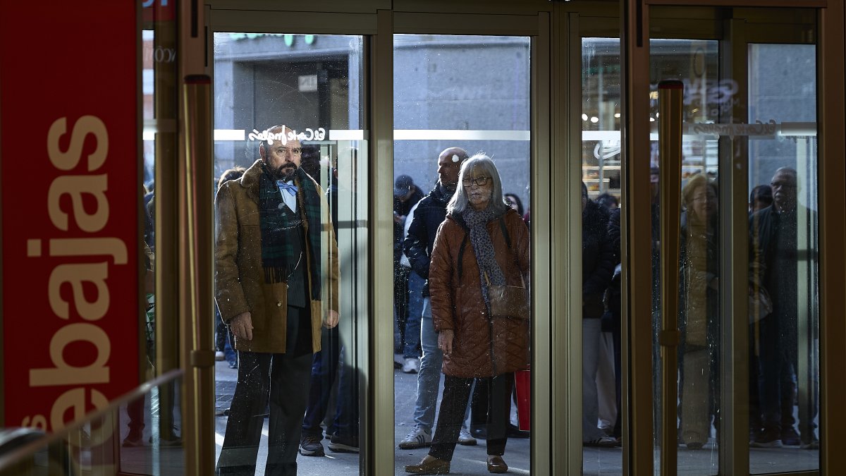 Clientes en una tienda durante el primer día de rebajas de invierno.