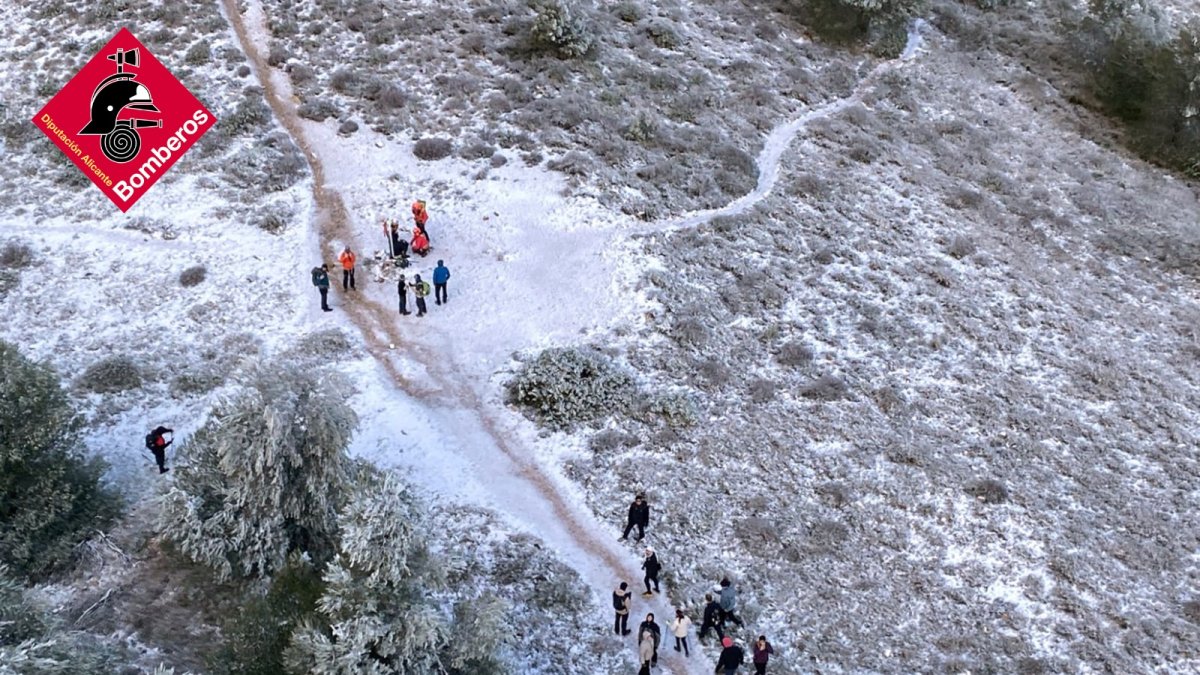 Momento del rescate del montañero herido.