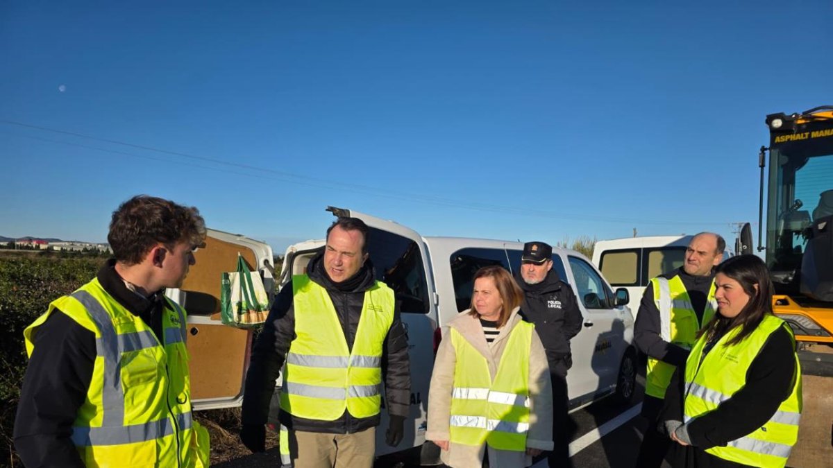 La Diputada de Carreteras, Reme Mazzolari, visita las obras junto al alcalde de Sollana, Vicente Codoñer.