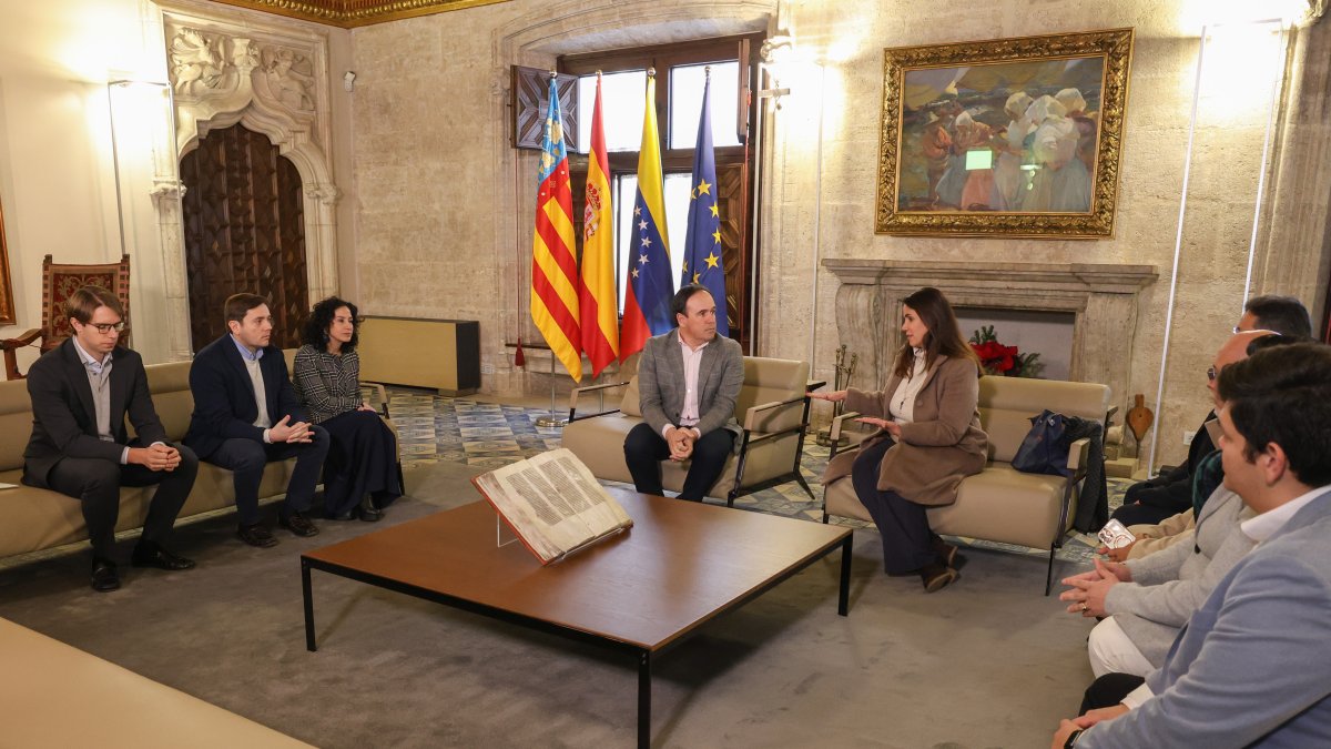 Reunión del presidente de la Generalitat, Juanfran Pérez Llorca, con representantes del tejido social asociativo de Venezuela en Valencia