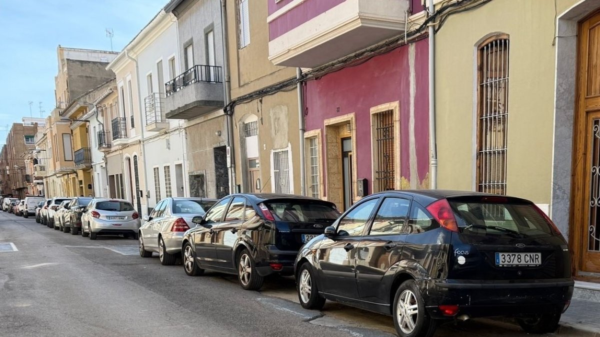 Vehículos estacionados en la calle Colón de Alfafar.