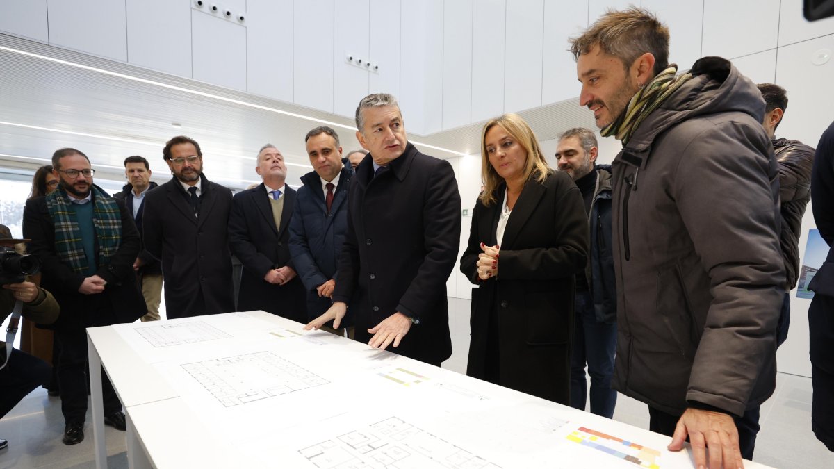 El consejero de Sanidad, Presidencia y Emergencias, Antonio Sanz, y la alcaldesa de Granada, Marifrán Carazo.