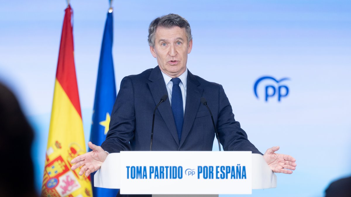(Foto de ARCHIVO)
El presidente del Partido Popular, Alberto Núñez Feijóo, comparece ante los medios de comunicación, en la sede nacional del Partido Popular 29/12/2025