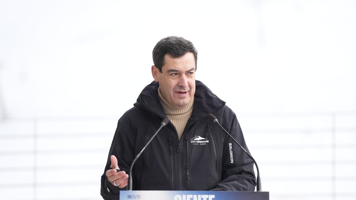 El presidente de la Junta de Andalucía, Juanma Moreno, durante la atención a los medios en Sierra Nevada.