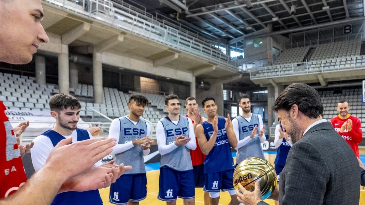 El alcalde, Luis Barcala, con la Selección Española de Baloncesto en su último partido en el Pabellón Pedro Ferrándiz.