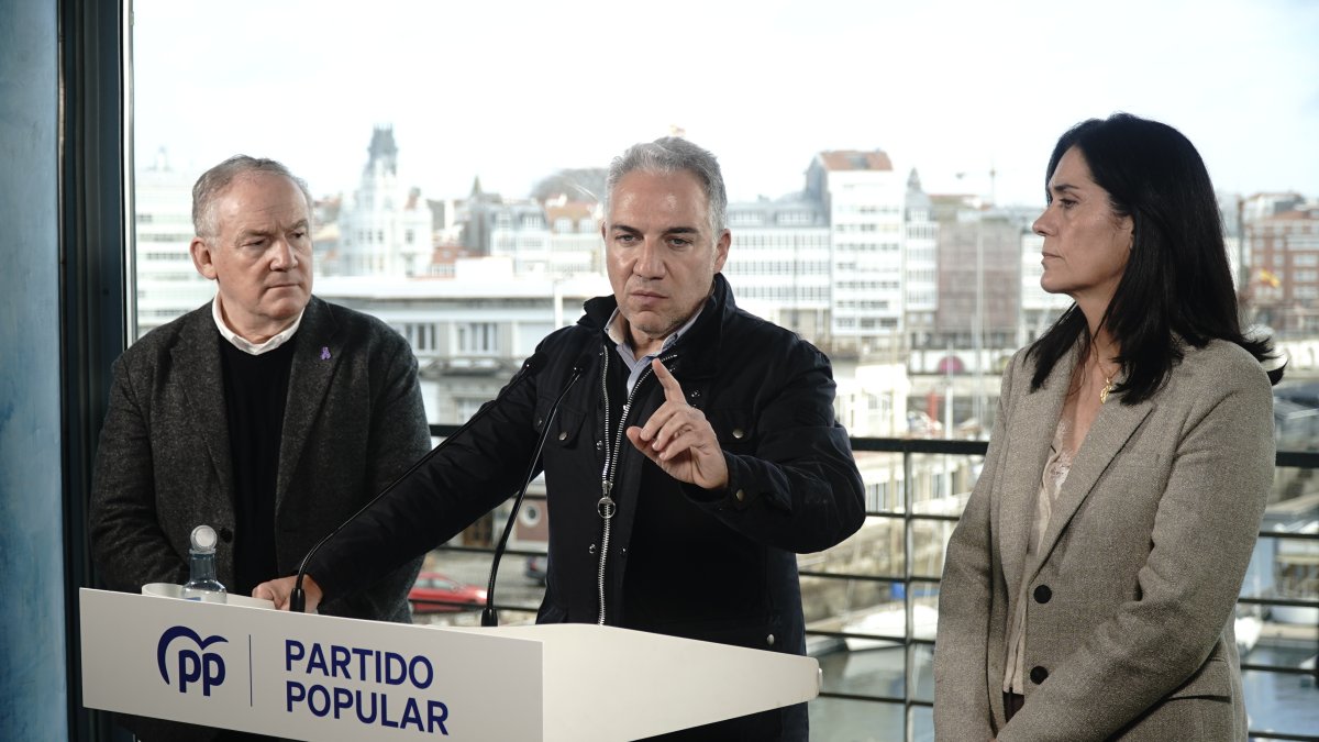 El vicesecretario de Política Autonómica, Local y Análisis Electoral, Elías Bendodo, junto con la secretaria general del PP de Galicia, Paula Prado