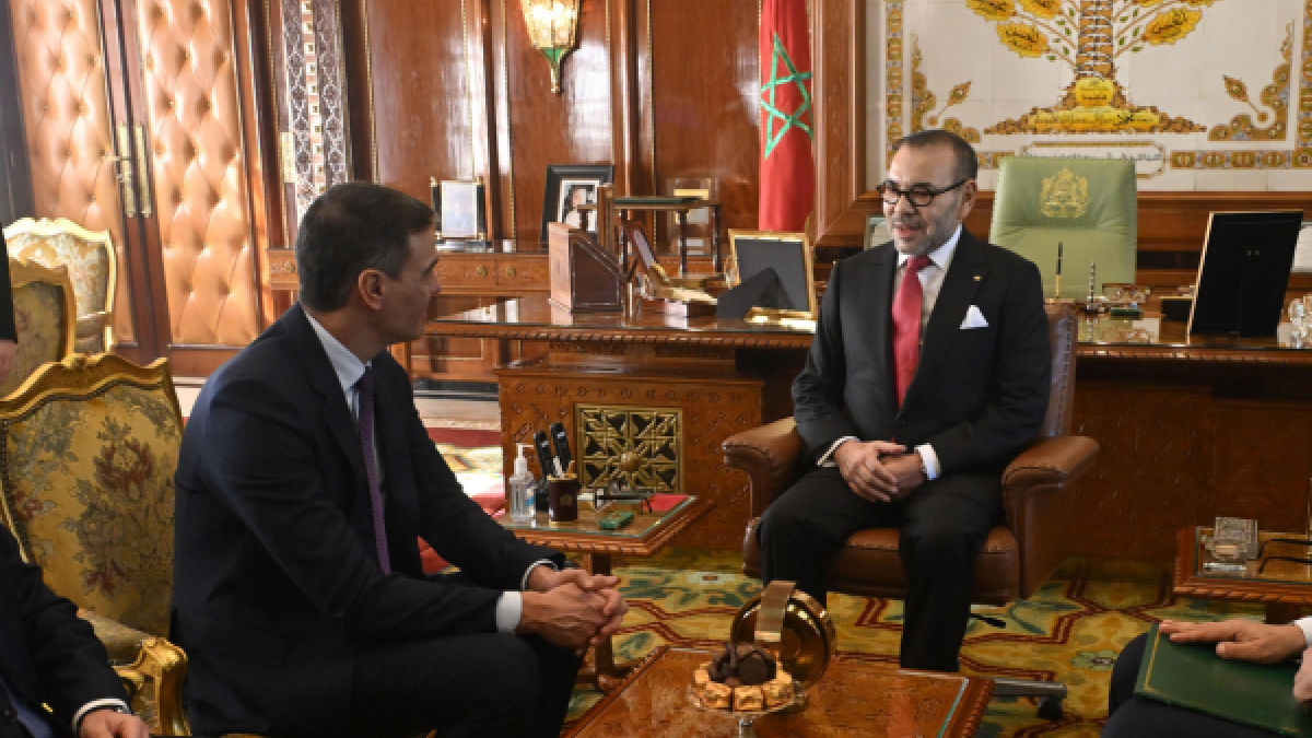 El presidente del Gobierno español, Pedro Sánchez, y el rey de Marruecos, Mohamed VI en su primer viaje oficial de esta legislatura a Marruecos, a 21 de febrero de 2024, en Rabat (Marruecos)