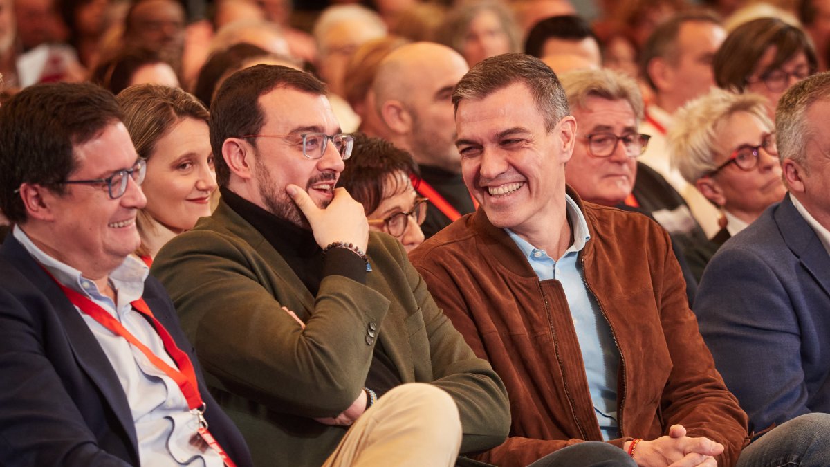 El presidente del Principado de Asturias, Adrián Barbón y el secretario general del PSOE y presidente del Gobierno de España, Pedro Sánchez.