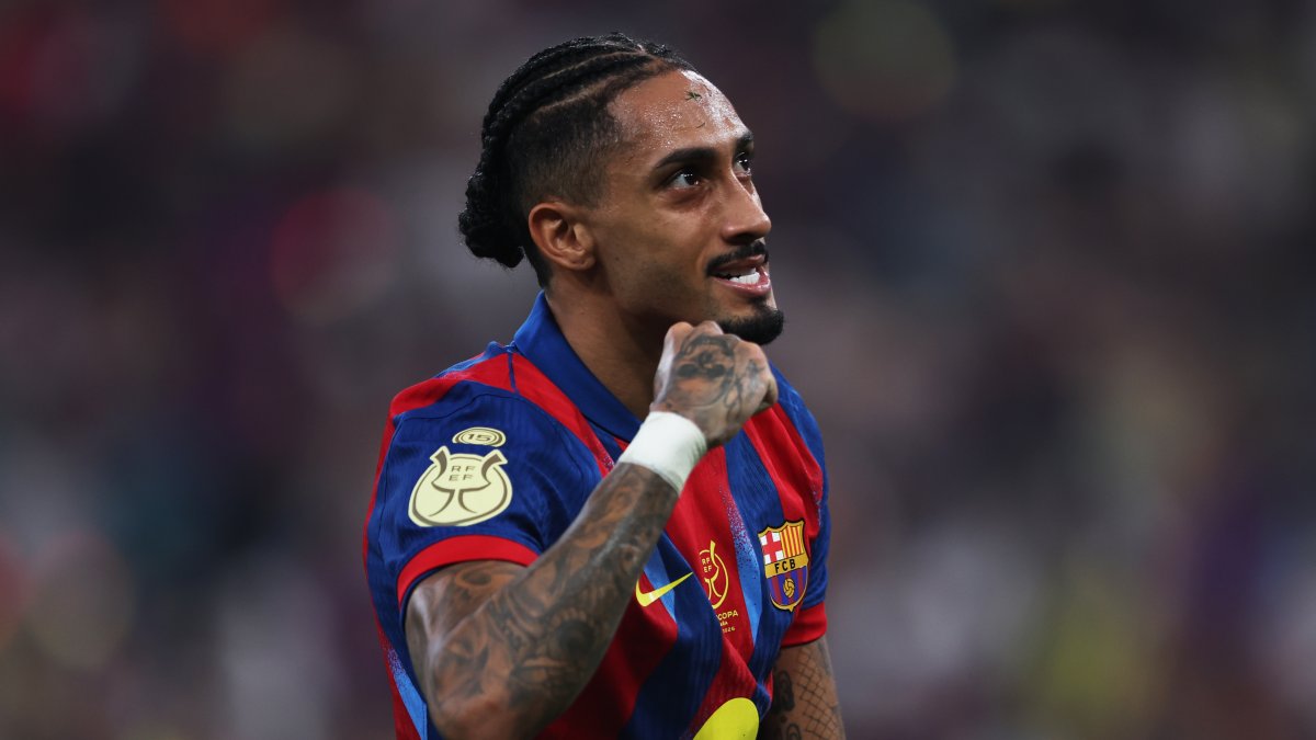 JEDDAH, SAUDI ARABIA - JANUARY 11: Raphinha of FC Barcelona celebrates scoring his team's third goal during the Spanish Super Cup Final between FC Barcelona and Real Madrid at King Abdullah Sports City Hall Stadium on January 11, 2026 in Jeddah, Saudi Arabia. (Photo by Yasser Bakhsh/Getty Images)
