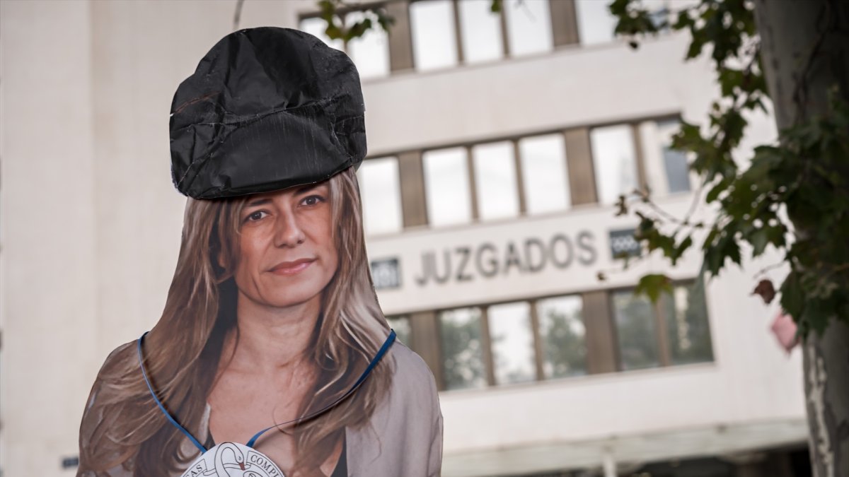 Un cartel de Begoña Gómez en los Juzgados de Plaza de Castilla.