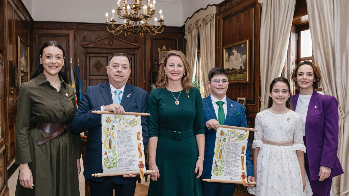 La alcaldesa de Castellón, Begoña Carrasco, con los pregoneros de la Magdalena 2025