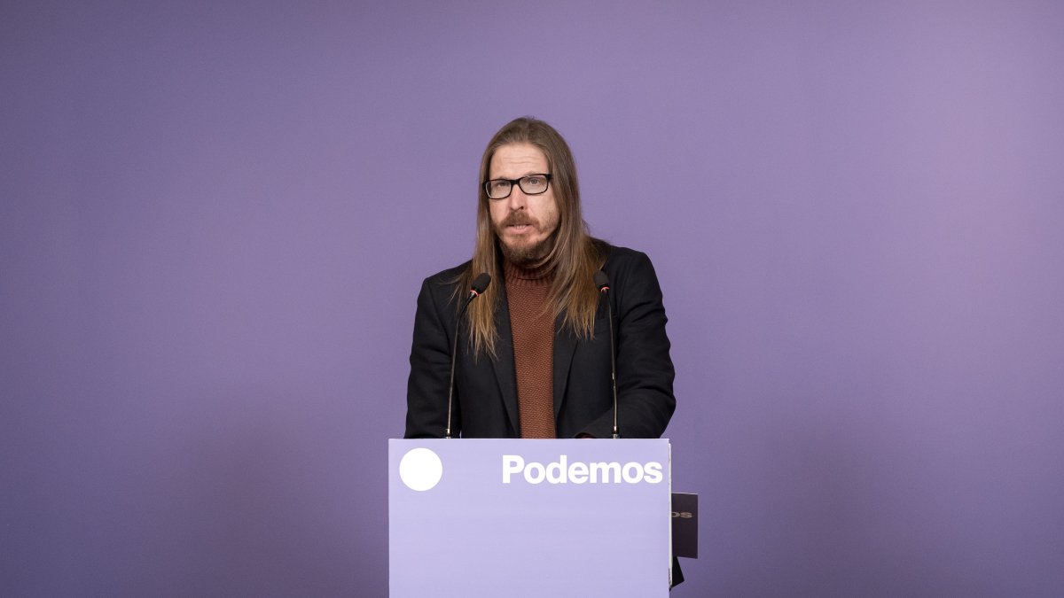 (Foto de ARCHIVO)
El secretario de organización y portavoz de Podemos, Pablo Fernández, ofrece una rueda de prensa en la sede de Podemos 22/12/2025