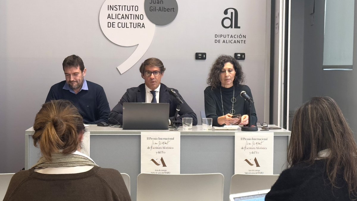 El diputado de Cultura, Juan de Dios Navarro, dio a conocer la resolución del certamen.