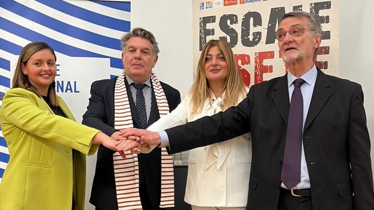 La concejal de Turismo, Arantxa Miralles (izquierda), ha presentado en el Museo de la Marina de París (Francia) el proyecto Vía Mediterránea