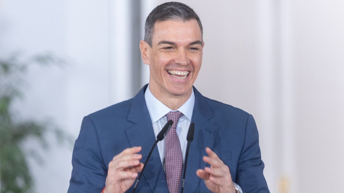 El presidente del Gobierno, Pedro Sánchez, ofrece una rueda de prensa tras recibir al primer ministro de Grecia, Kyriákos Mitsotákis, en La Moncloa, a 12 de enero de 2026, en Madrid (España).