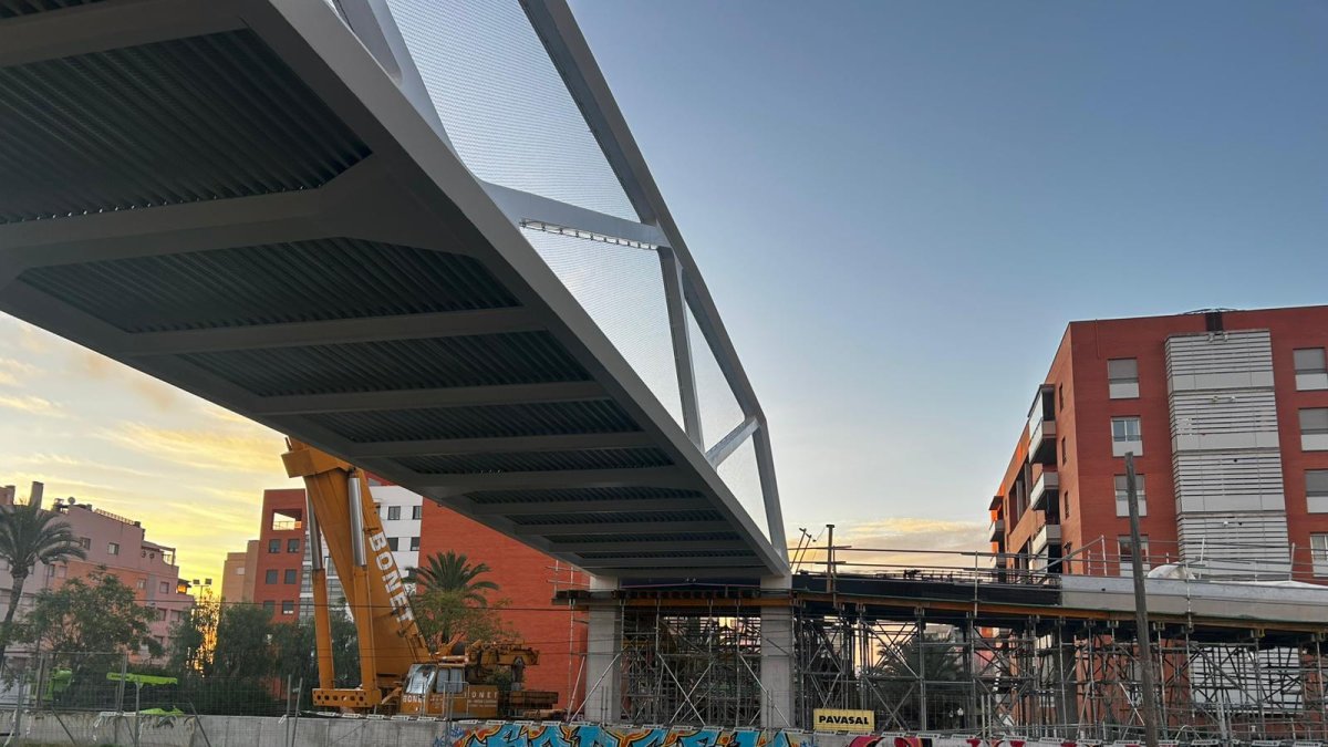 La plataforma de la pasarela peatonal fue instalada la madrugada del sábado.