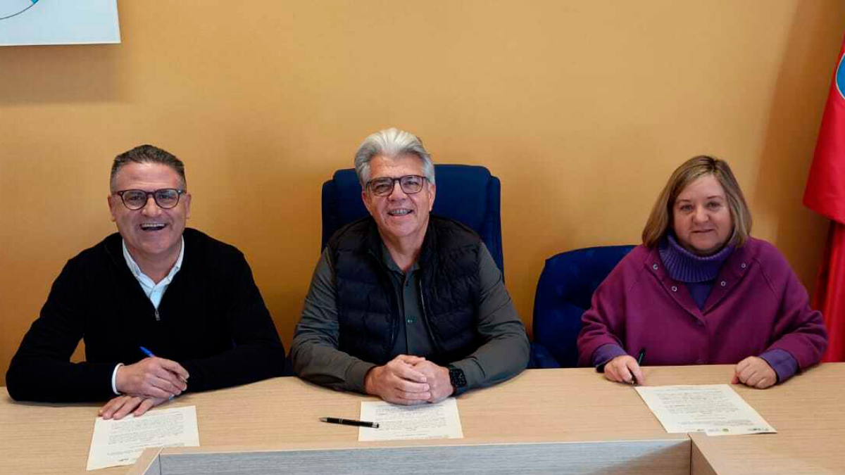 Momento de la firma del convenio del Consorci Mare con el Ayuntamiento de Llíber
