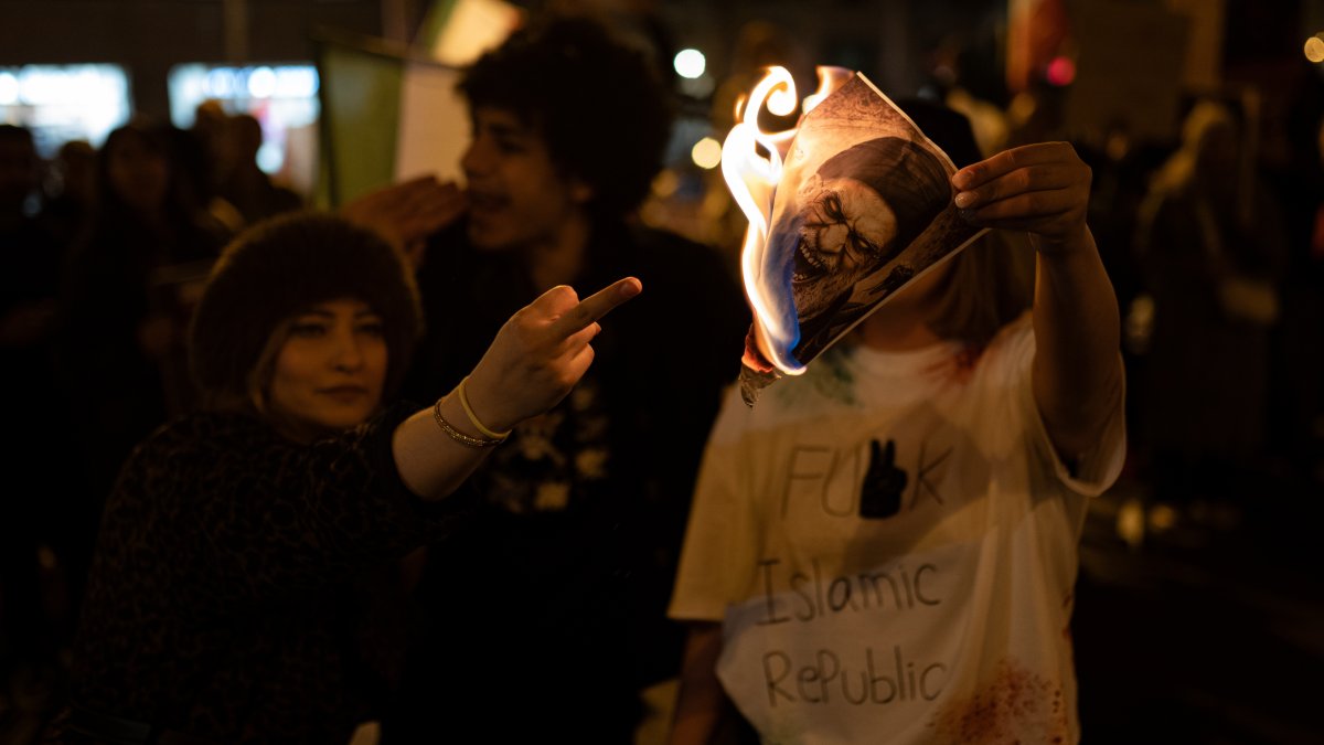 Un grupo de personas durante la concentración del movimiento ‘Mujer, Vida, Libertad’, a 13 de enero de 2026, en Barcelona.