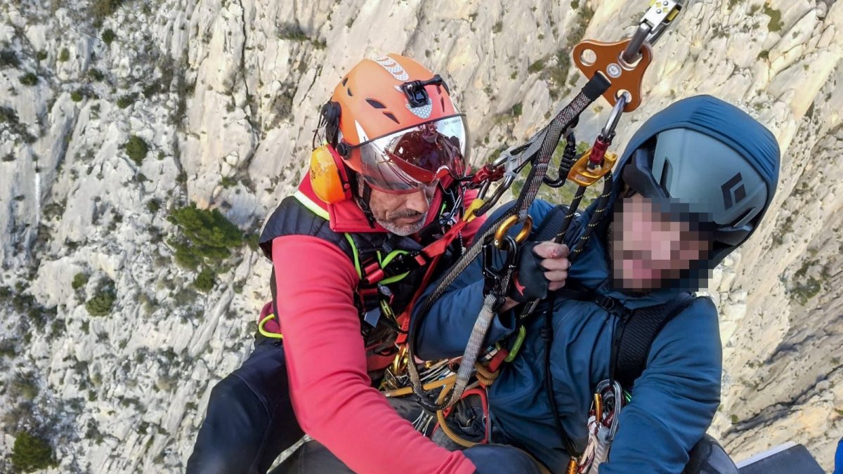 Momento de la subida al helicóptero de los montañeros rescatados por el GER.