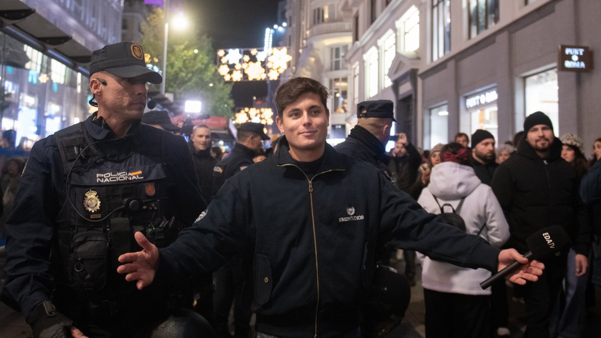 El periodista Vito Quiles durante una concentración por el día de la Eliminación de la violencia contra las Mujeres, a 25 de noviembre de 2025, en Madrid.