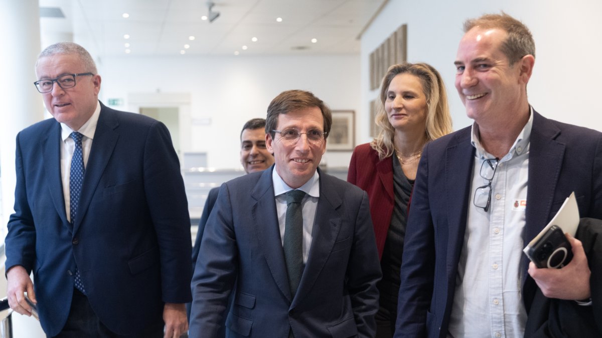 El alcalde de Madrid, José Luis Martínez-Almeida , a su salida de la comparecencia ante la Comisión de Vivienda y Agenda Urbana, en el Senado