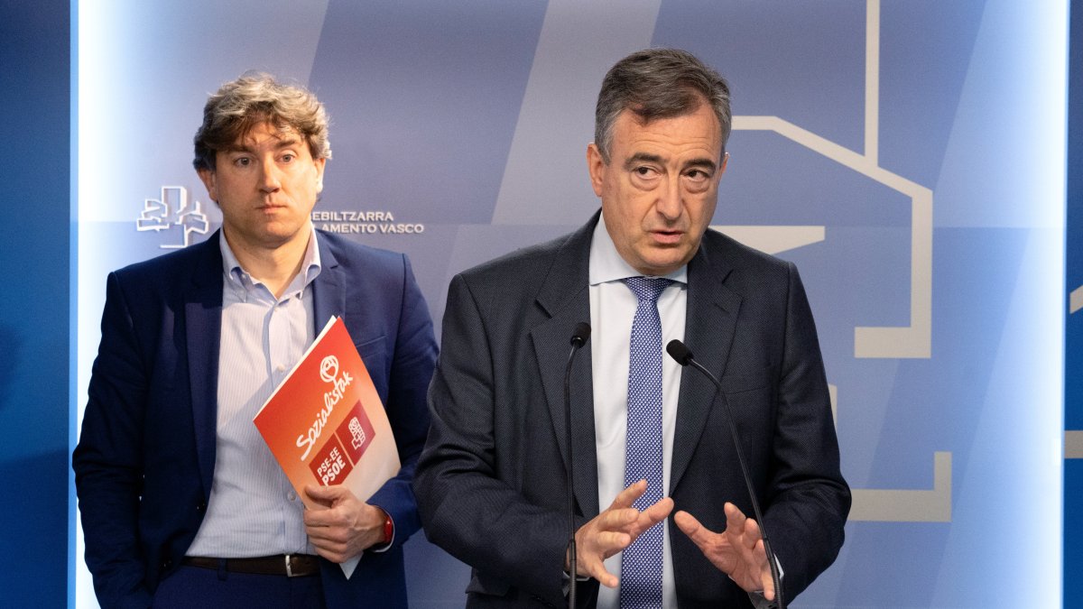 El presidente del EBB del PNV, Aitor Esteban, y el secretario general del PSE-EE, Eneko Andueza.