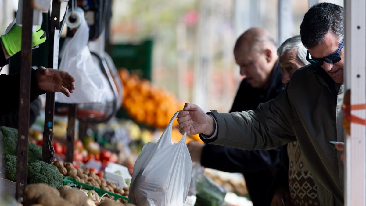 Varias personas compran en un mercado de alimentos, a 14 de marzo de 2025, en Madrid (España).
Eduardo Parra / Europa Press
14/3/2025