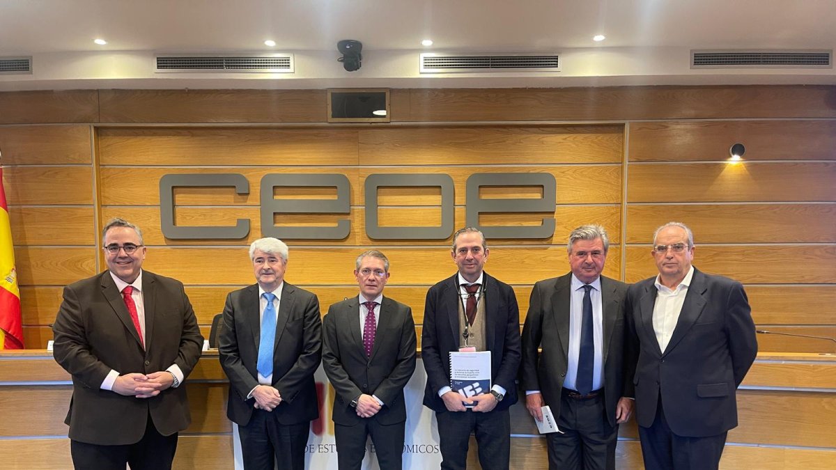 Los representantes del IEE en el salón de actos de la patronal española.