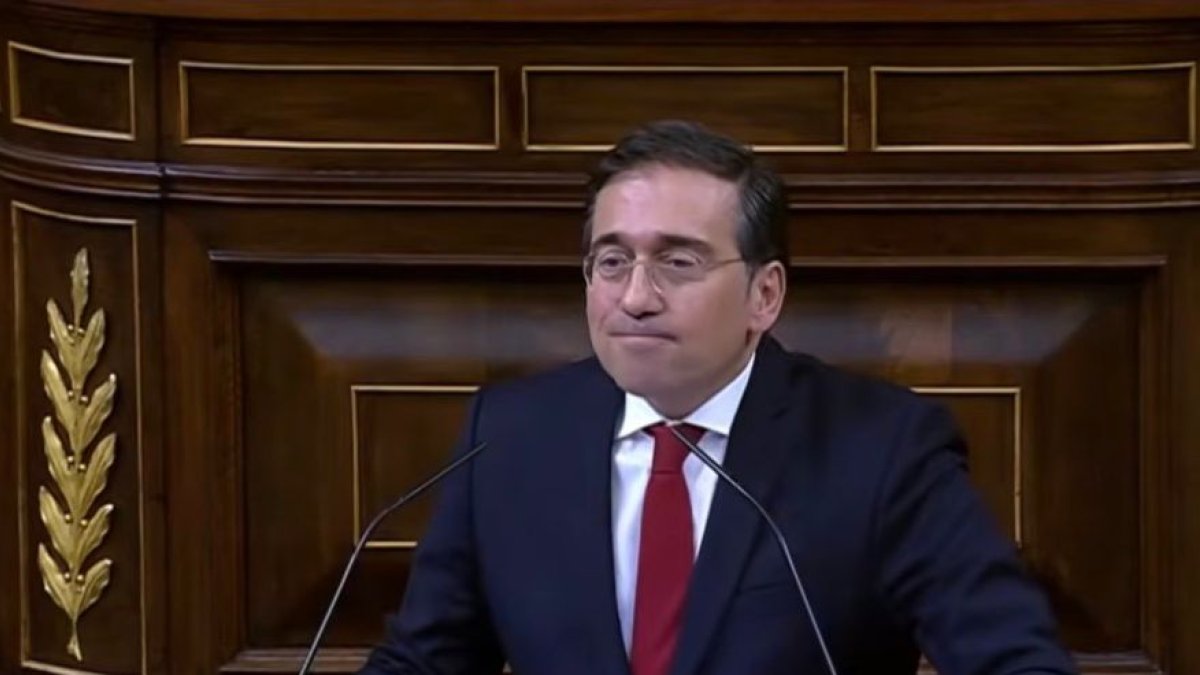 El ministro de Asuntos Exteriores, José  Manuel Albares en su intervención en el Pleno extraordinario